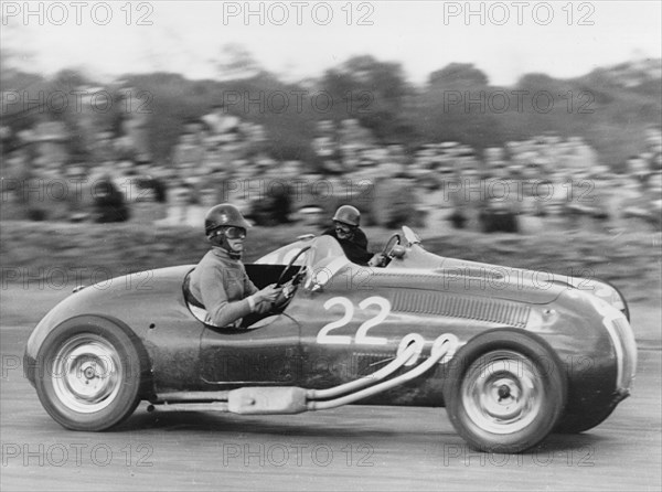 1952 Frazer-Nash, Tony Crook being overtaken by de Graffenried's Maserati. Creator: Unknown.