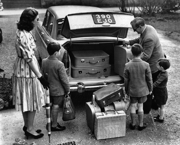 1959 Morris Oxford Series V with family and luggage (courtesy B.M.I.H.T). Creator: Unknown.