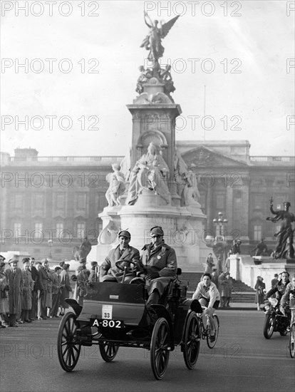 1902 Albion dog - cart on 1954 London to Brighton run, Ken Wharton. Creator: Unknown.