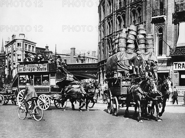 London street scene, early 1900s. Creator: Unknown.