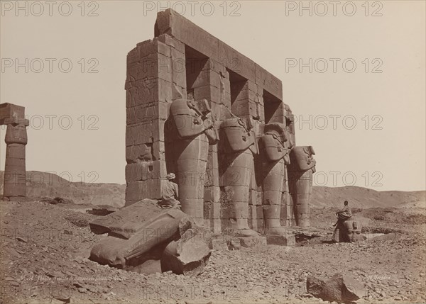 Thèbes, Temple de Ramasseum, Colosses brisés, 1870s.