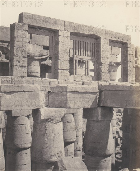 Karnak (Thèbes), Palais - Salle Hypostyle - Fenêtre et Chapiteaux des Galeries Latérales, 1851-52, printed 1853-54.