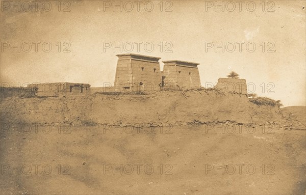 Vue des Pylones du Temple Khons et d'une partie du village de Karnac, 1849-50.