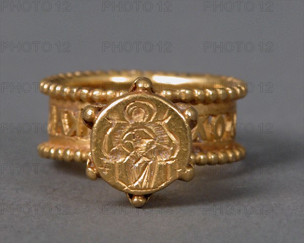 Gold Signet Ring with Virgin and Child, Byzantine, 6th-7th century.
