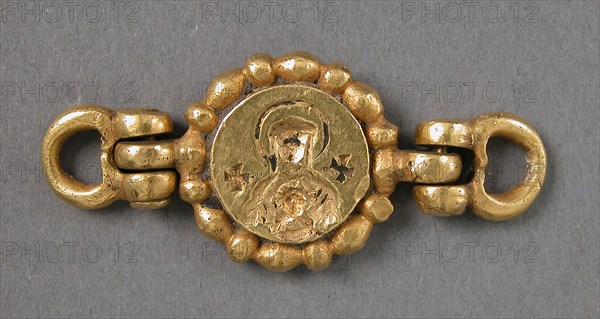 Clasp with Intaglio Medallion of the Virgin and Child, Byzantine, 6th century.