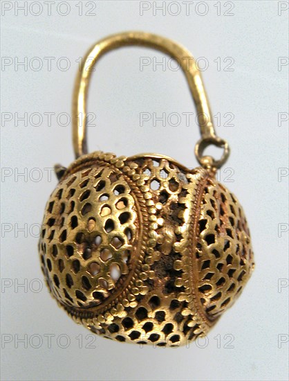 Gold "Basket" Earring, Byzantine, 6th century.