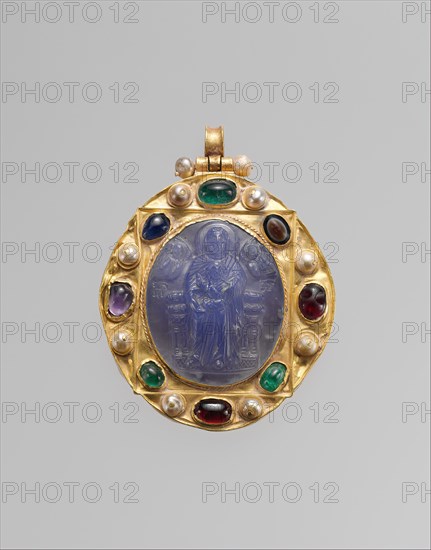 Pendant Brooch with Cameo of Enthroned Virgin and Child and Christ Pantokrator, Byzantine, late 1000s-1100s (cameo); 1100s-1300s (mount).