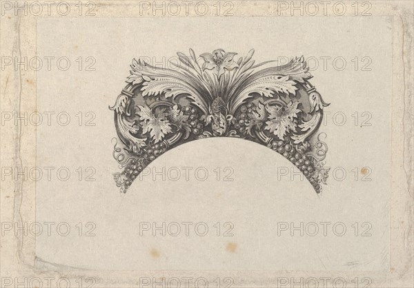 Arched framing element for banknote