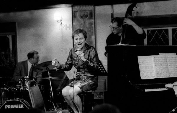 Marlene VerPlanck, Watermill Jazz Club, Dorking, Surrey, Mar 2001.