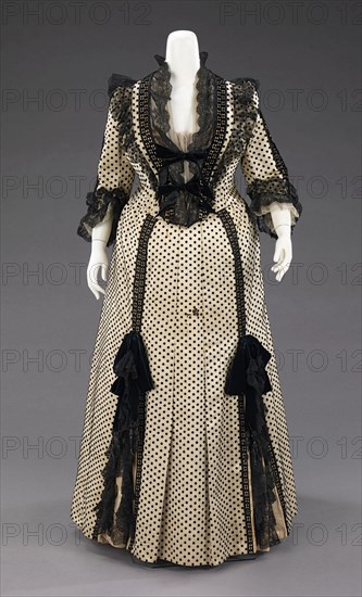 Dinner dress, French, 1880-90.