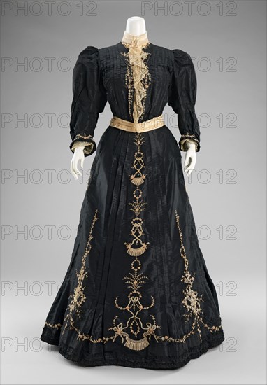 Dinner dress, French, 1890-95.