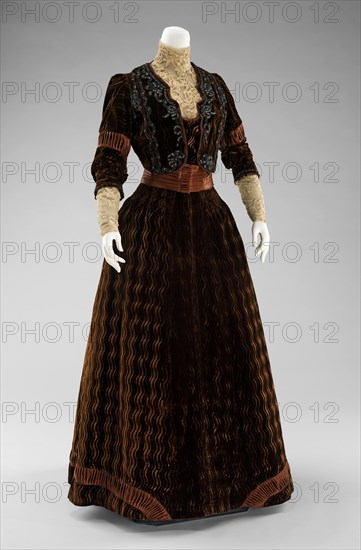 Dinner dress, French, 1900-1903.