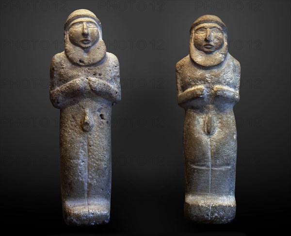 Statuettes of bearded men (possibly the priest-king), 4th millenium BC. Found in the collection of Musée du Louvre, Paris.