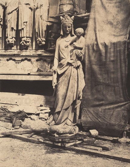 Vierge à l'enfant sculptée par Geoffroy-Dechaume, chantier de la cathédrale Notre-Dame, Paris (Madonna and Child, sculpted by Geoffroy-Dechaume, Notre-Dame Cathedral, Paris), c. 1854.