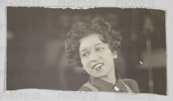 Photographic print of unidentified woman, early 20th century. Creator: Unknown.