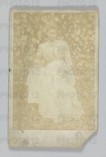 Photographic print of a woman and child, early 20th century. Creator: Unknown.