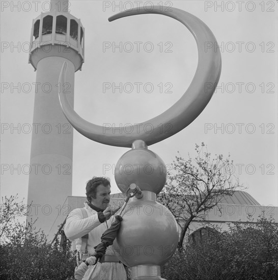 London Central Mosque and The Islamic Cultural Centre, Park Road, Regent's Park, GLA, 15/03/1977. Creator: John Laing plc.