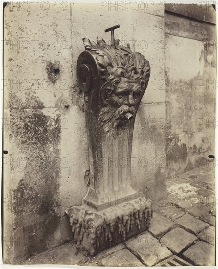 Versailles, Fontaine dans la Cour de Marbre, 1903. Creator: Eugene Atget.