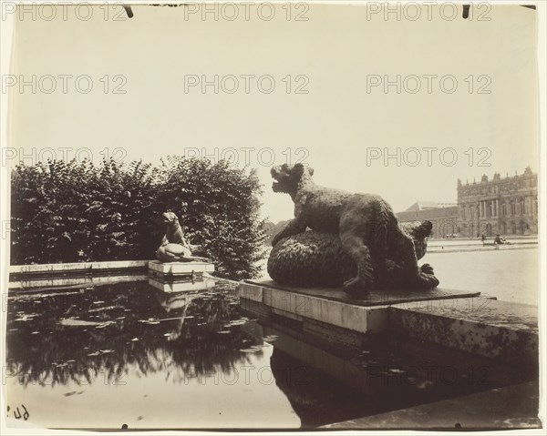 Versailles, Fontaine du Point du Jour, (Tigre Terrassant un Ours par Houzeau), 1903. Creator: Eugene Atget.