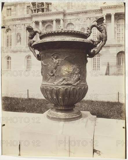 Versailles, Vase par Ballin, 1903. Creator: Eugene Atget.