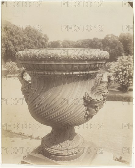 Versailles, Vase par Ballin, 1905. Creator: Eugene Atget.