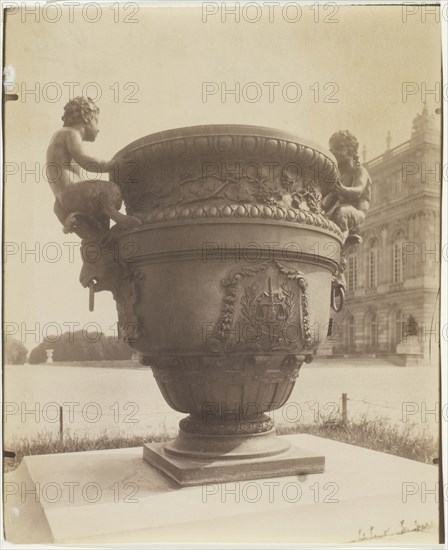 Versailles, Vase par Ballin, 1905. Creator: Eugene Atget.