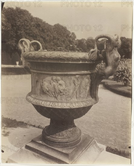 Versailles, Vase par Ballin, 1905. Creator: Eugene Atget.