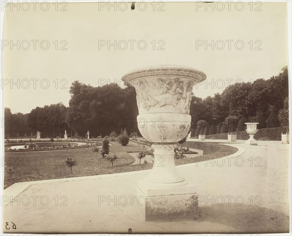 Versailles, Vase par Cornu, 1902. Creator: Eugene Atget.