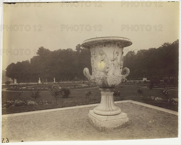 Versailles, Vase par Cornu, 1902. Creator: Eugene Atget.