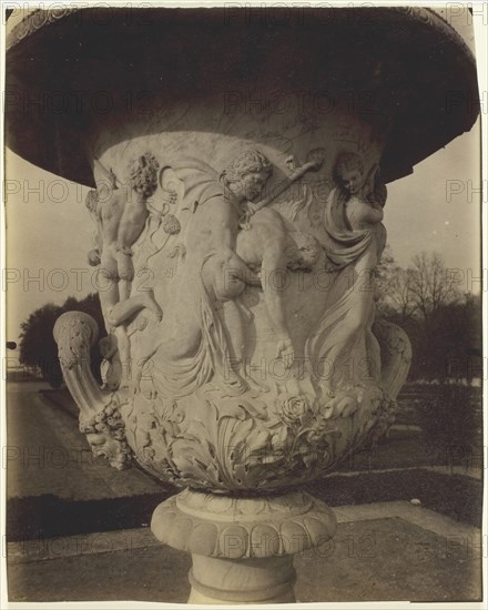 Versailles, Vase par Cornu, 1904. Creator: Eugene Atget.