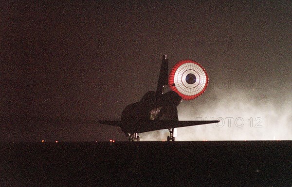 STS 106 Atlantis landing at Kennedy Space Center, Florida, USA, 2000.  Creator: NASA.