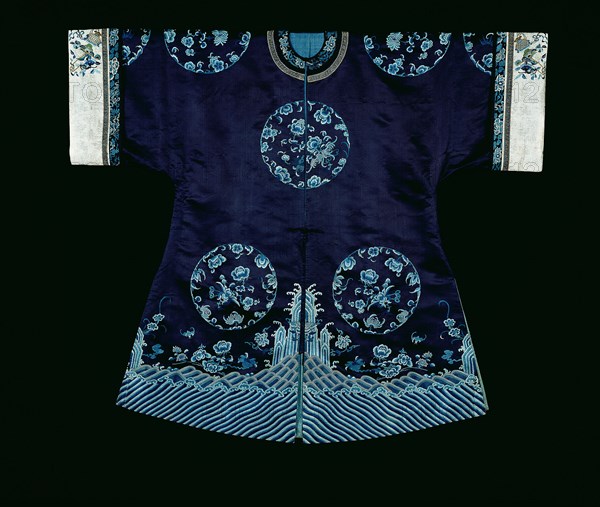 Woman's Waitao (Semiformal Domestic Surcoat), China, Qing dynasty (1644-1911), 1820/40. Creator: Unknown.