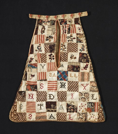 Pocket, United States, c. 1799. During the 18th and early 19th centuries, women's clothing did not have sewn-in pockets. Separate pockets were tied around the waist and concealed beneath skirts. Attributed to Sally Standish.