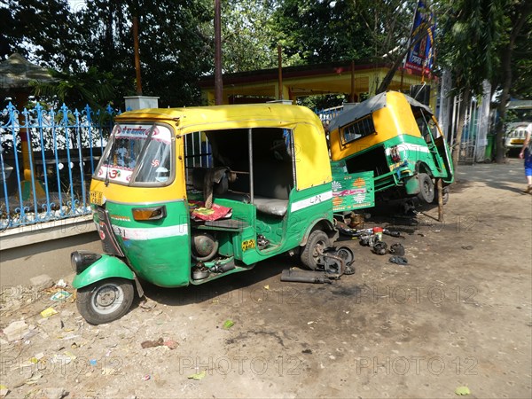 Tuk Tuk roadside repairs, India.