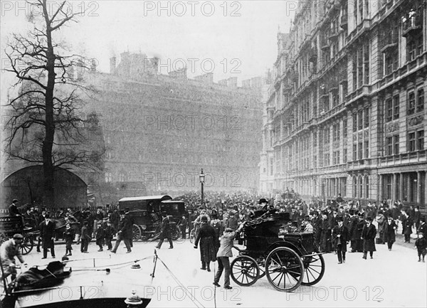 1898 Headland electric carriage at start of Automobile Club of Great Britain 1st Easter Tour, 1898. Creator: Unknown.