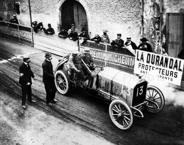 French racing driver Arthur Duray's De Dietrich, Gordon Bennett Cup, Auvergne, France, 1905. Creator: Unknown.