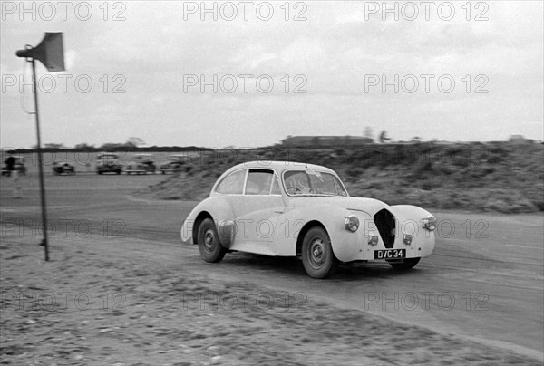 Ray Playford driving a Healey Elliott, at Snetterton Circuit, Norfolk, 1953. Creator: Unknown.