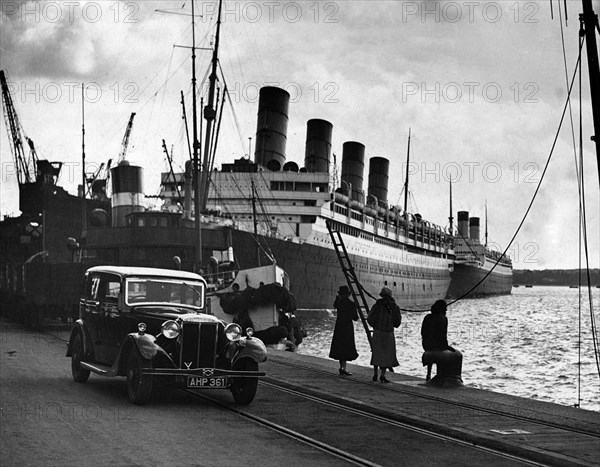 1935 Daimler Light 15 with the liner Aquitania at Southampton docks, Hampshire. Creator: Unknown.