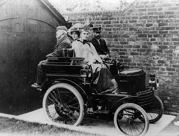 1900 Belsize dog cart, sold as a Marshall. Creator: Unknown.