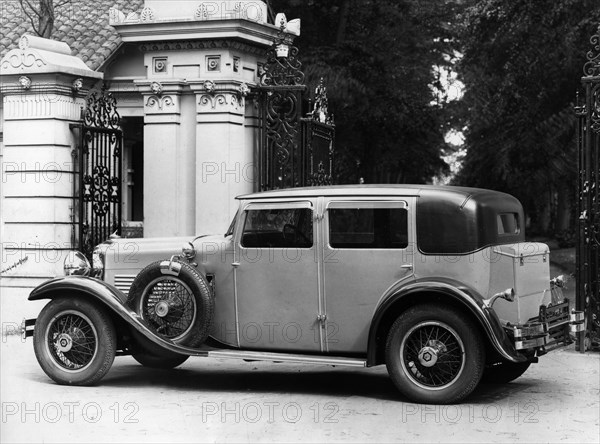 1929 Stutz Straight 8 saloon with coachwork by Weymann. Creator: Unknown.