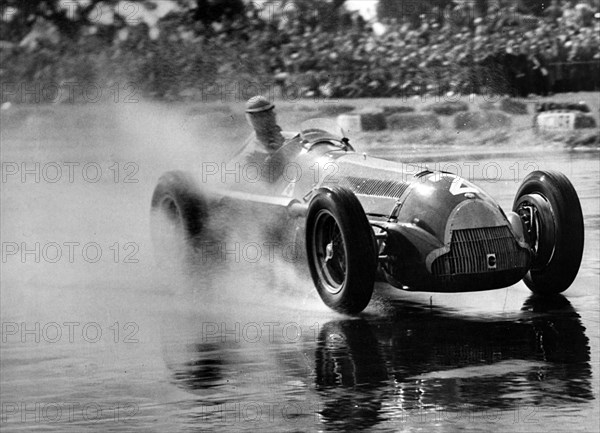 Juan Manuel Fangio driving a 1950 Alfa Romeo 158 in the International Trophy at Silverstone. Creator: Unknown.