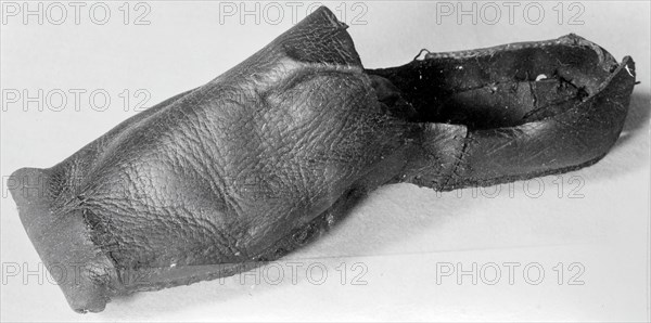 Man's Horned Toe Shoe, England, 16th century.