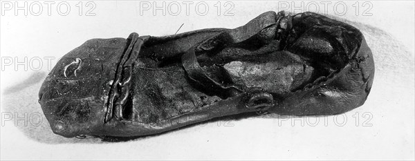 Woman's Horned Toe Shoe, England, 16th century.