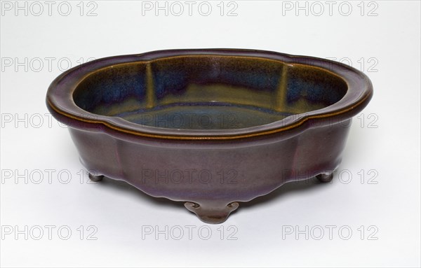 Lobed Basin for Flowerpot with Four Cloud-Shaped Feet, Yuan (1271-1368)/Ming dynasty (1368-1644), 14th century.