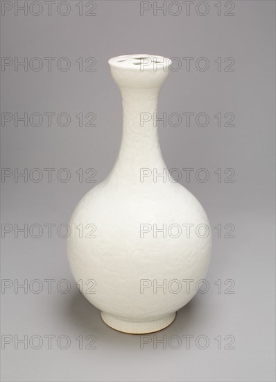 Bottle-Shaped Vase for Incense Sticks or Flowers, Ming dynasty (1368-1644) or Qing dynasty (1644-1911), c. late 17th/18th century.