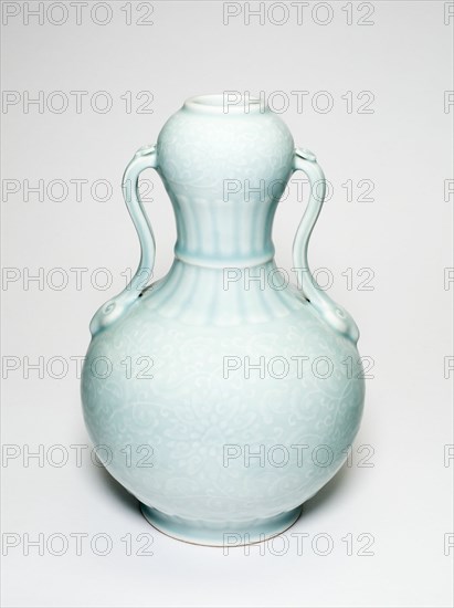 Celadon-glazed lotus vase (shoudaier huluping), Qing dynasty (1644-1911), Qianlong reign mark (1736-1795), 18th/19th century.