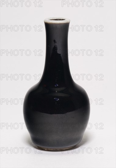 Miniature Bottle-Shaped Vase, Qing dynasty (1644-1911) or later.