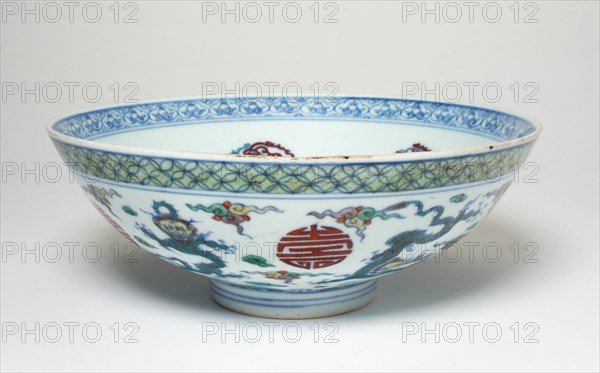 Bowl with Dragons and Phoenixes, Qing dynasty (1644-1911), 18th century.