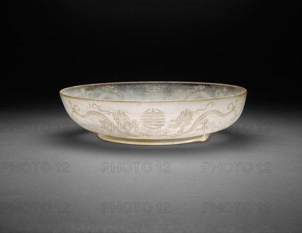 Dish with Dragons, Qing dynasty (1644-1911), Yongzheng reign mark and period (1722-1735).
