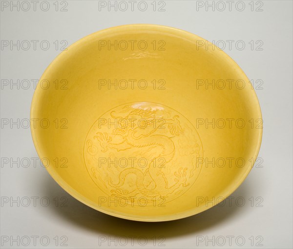 Bowl with Dragons, Qing dynasty (1644-1911), mark and period of Kangxi (1662-1722).